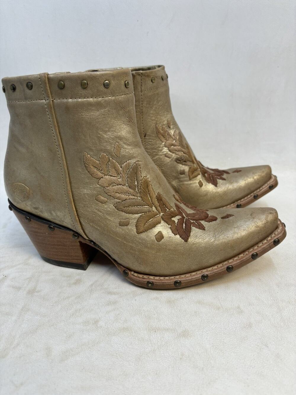 ARIAT Topaz Womens Sz 6.5 B Studded Distressed Gold Ankle Boots Bootie 10031554